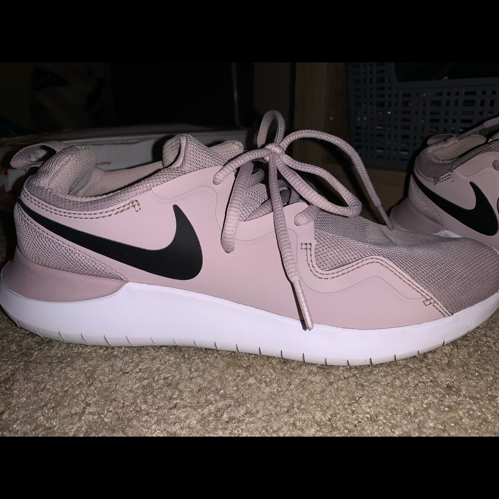 Nike shoes women’s 9.5